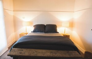 4 habitaciones, tabla de planchar con plancha, wifi y ropa de cama 