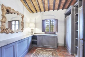 A bathroom with a rustic ceiling, a large mirror, a window with shutters, and a built-in cabinet. - My Exclusive Italy - Spacious Villa with Private Pool & Garden near Chianti (Impruneta)