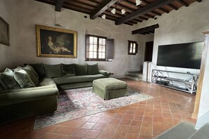 Een televisie, een tafeltennistafel, boeken en een kantoor