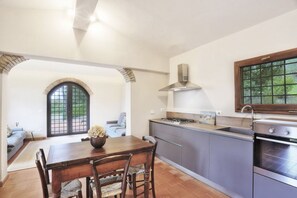 A kitchen with a central island, a stove, and a window. - My Exclusive Italy - Spacious Villa with Private Pool & Garden near Chianti (Impruneta)
