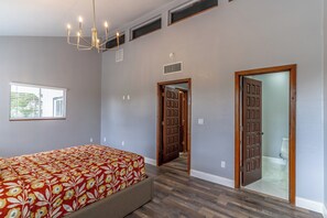 2 habitaciones, tabla de planchar con plancha, wifi y ropa de cama