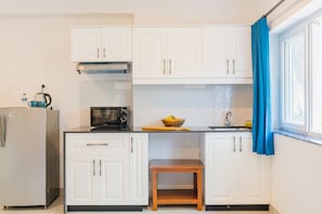 Deluxe Studio | Private kitchenette | Full-size fridge, microwave, stovetop, cookware/dishes/utensils - Mona Collective at Serenova (Calangute)