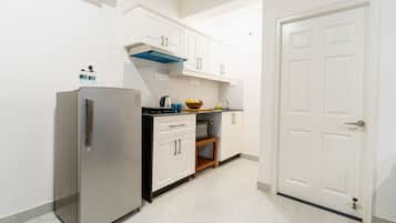 Deluxe Apartment | Private kitchenette | Full-size fridge, microwave, stovetop, cookware/dishes/utensils