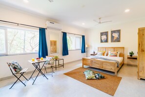 Deluxe Studio | Laptop workspace, soundproofing, iron/ironing board, free WiFi - Mona Collective at Serenova (Calangute)