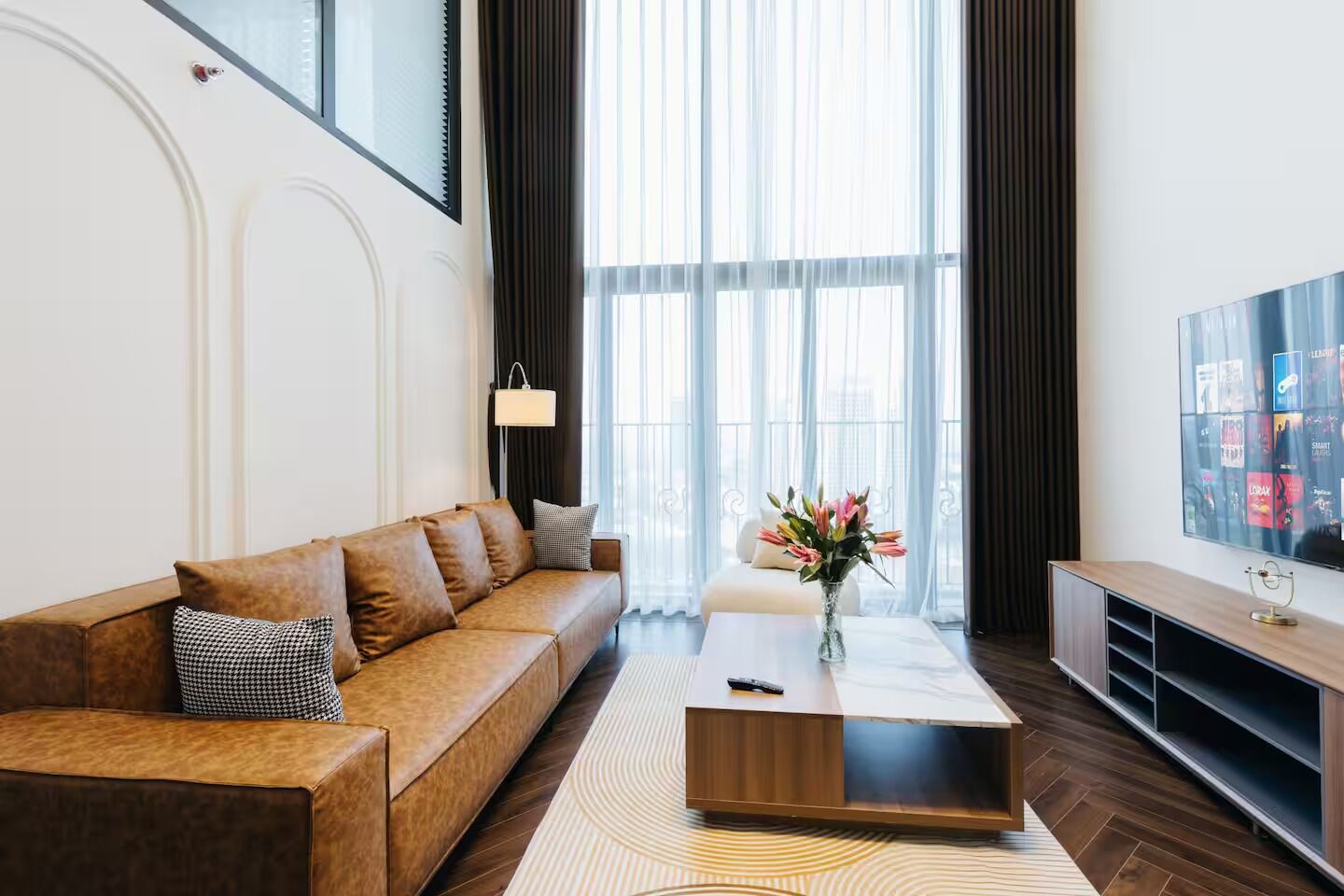 Appartement Supérieur, 2 chambres, cuisine, vue ville | Coin séjour | TV connectée de 42 pouces avec chaînes par câble