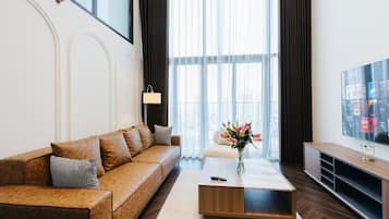 Appartement Supérieur, 2 chambres, cuisine, vue ville | Coin séjour | TV connectée de 42 pouces avec chaînes par câble