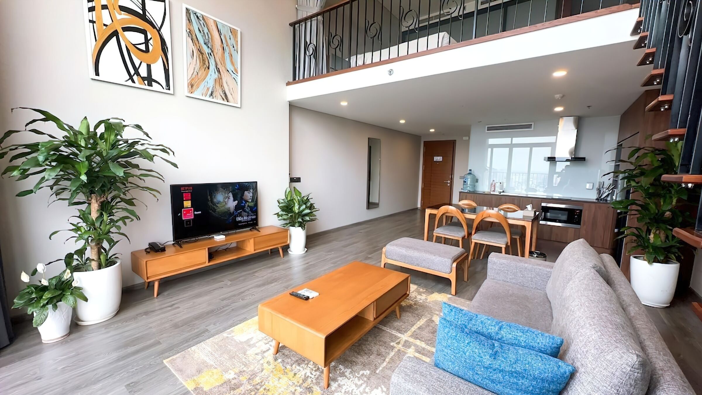 Appartement Supérieur, 1 chambre, cuisine, vue ville | Coin séjour | TV connectée de 42 pouces avec chaînes par câble