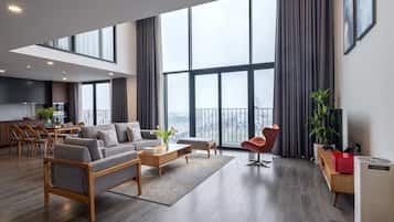Superior-Apartment, 2 Schlafzimmer, Küche, Stadtblick | Wohnbereich | 42-Zoll-Smart-TV mit Kabelempfang