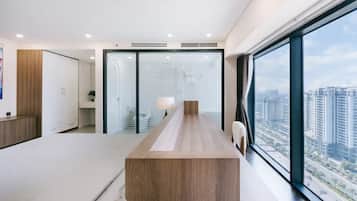 Appartement Supérieur, 2 chambres, cuisine, vue ville | Minibar, bureau, espace de travail pour ordinateur portable