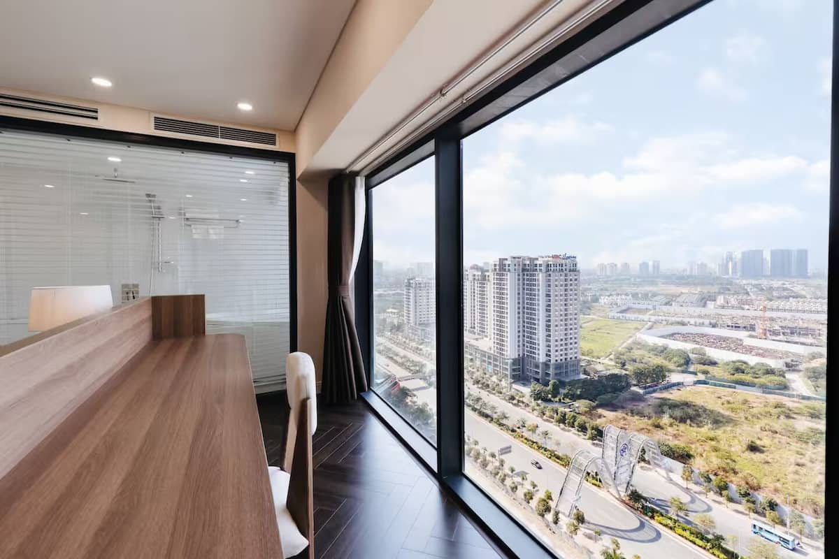 Apartamento superior, 2 habitaciones, cocina, vistas a la ciudad | Minibar, escritorio, espacio para trabajar con un portátil