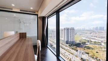 Appartement Supérieur, 2 chambres, cuisine, vue ville | Minibar, bureau, espace de travail pour ordinateur portable