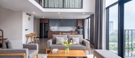 Departamento superior, 2 habitaciones, cocina, vista a la ciudad | Área de sala de estar | Smart TV de 42 pulgadas con canales por cable