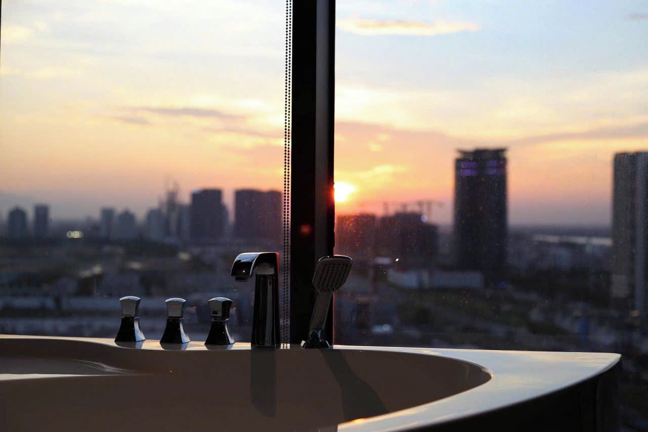 Superior-Apartment, 2 Schlafzimmer, Küche, Stadtblick | Badezimmer | Duschwanne, Handtücher, Toilettenpapier