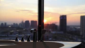 Superior Apartment, 2 Bedrooms, Kitchen, City View | Bathroom