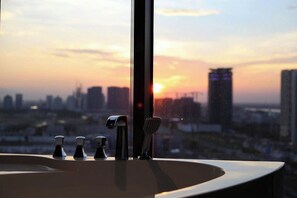 高级公寓, 2 间卧室, 厨房, 城市景观 | 浴室 | 淋浴/盆浴组合、毛巾、卫生纸