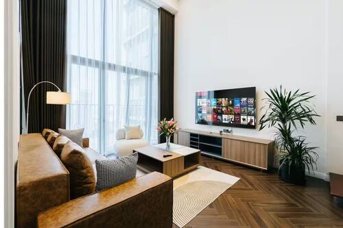 Superior appartement, 2 slaapkamers, keuken, uitzicht op de stad | Woonruimte | Een 42-inch smart-tv met kabelzenders
