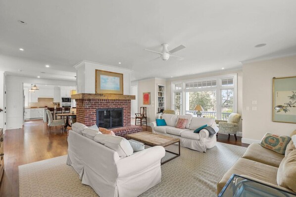 Smart TV, fireplace, stereo, offices