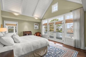 4 bedrooms, desk, iron/ironing board, free WiFi