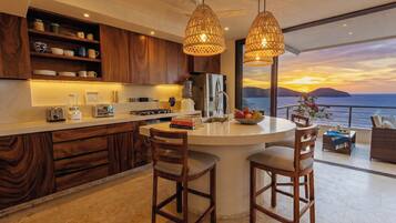 冷蔵庫、電子レンジ、コンロ、コーヒー / ティーメーカー