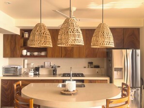 Réfrigérateur, micro-ondes, plaque de cuisson, cafetière/bouilloire