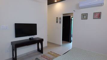 4 bedrooms, desk, WiFi, bed sheets