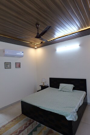 4 bedrooms, desk, WiFi, bed sheets - Dehradun Paradise Inn Villa: In fabulous Dehradun. Enjoy your stay (Dehradun-)