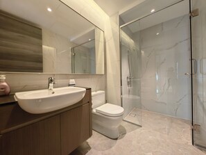 Shower, hair dryer, bidet, towels