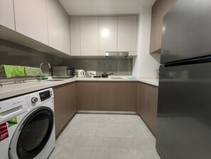 Fridge, microwave, stovetop, electric kettle - TRX AGILE Bukit Bintang KL Pavillion Two Bedroom ID Design Suites with KLCC View (Kuala Lumpur)