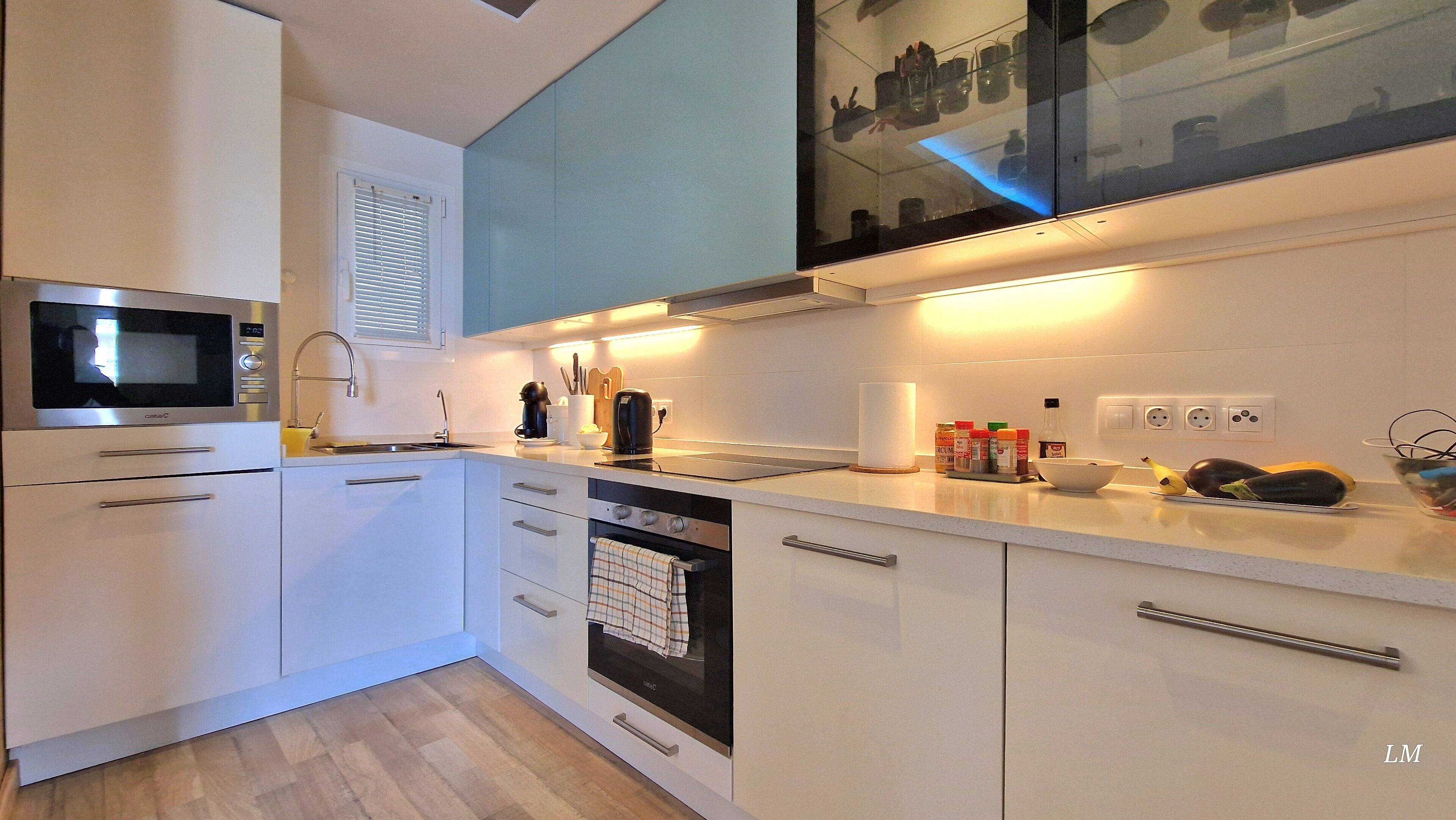 Kylskåp, mikrovågsugn, diskmaskin och kaffe- och tebryggare