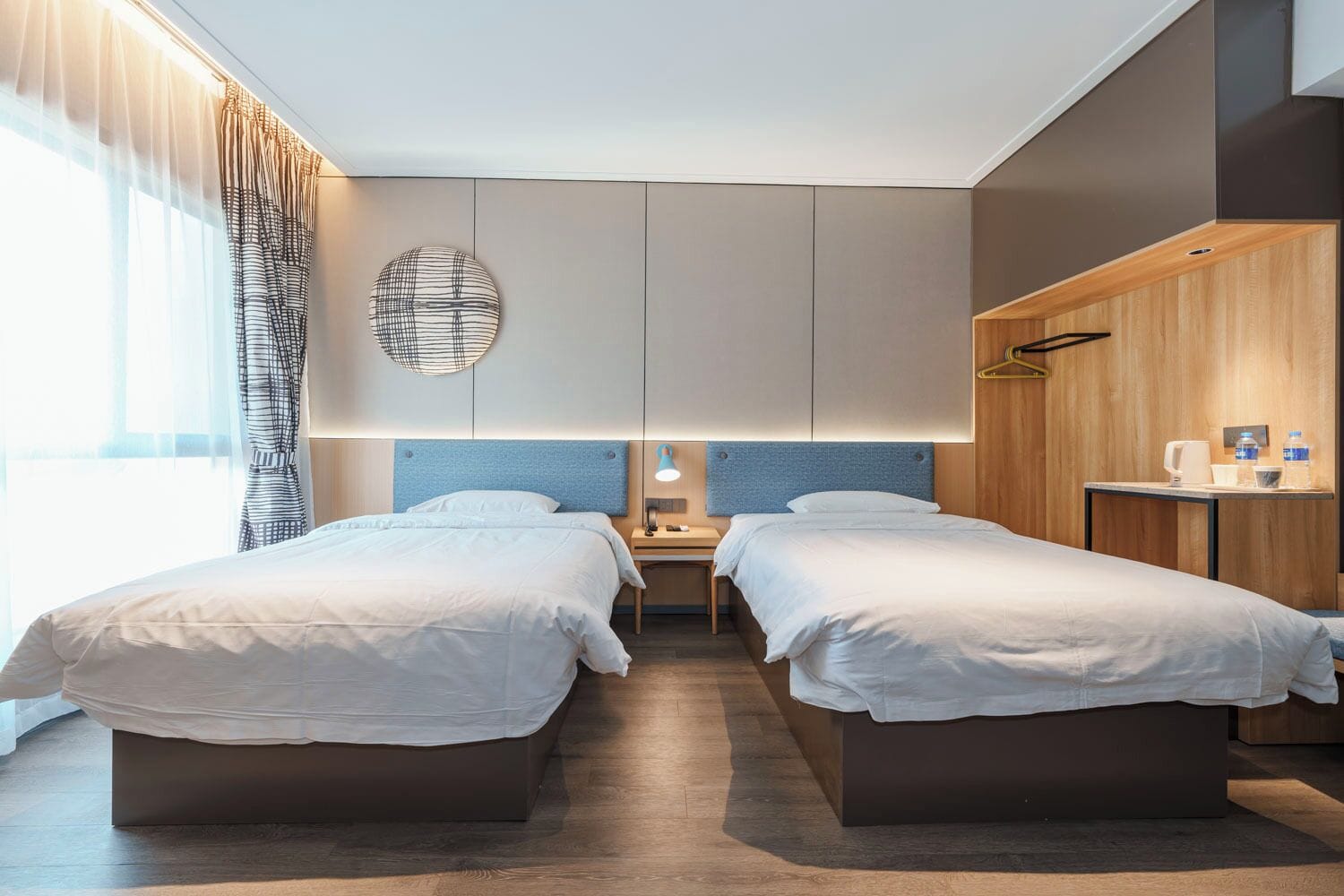 مكتب ومساحة عمل للكمبيوتر المحمول وواي فاي مجانًا