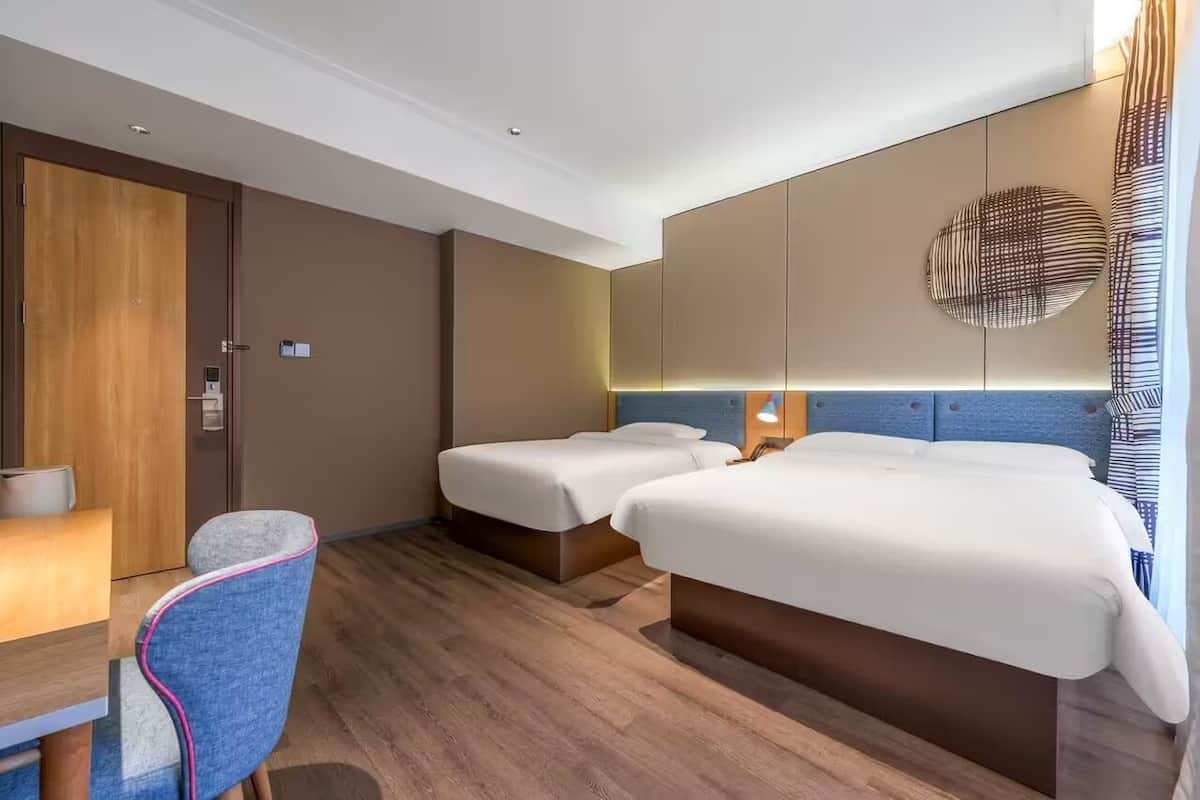 Family Triple Room | Meja, ruang kerja komputer riba, Wi-fi percuma