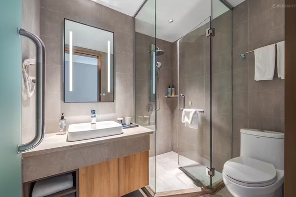 Habitación estándar con 2 camas individuales, no fumadores | Baño | Ducha, secador de pelo, zapatillas y toallas