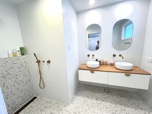 Dusche, Haartrockner, Handtücher, Seife