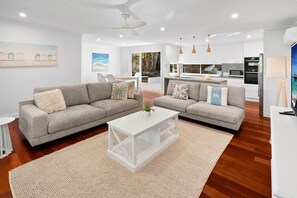 Smart TV, stereo - Stunning Contemporary Home with Tropical Garden (Warriewood)