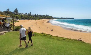Beach towels - Stunning Contemporary Home with Tropical Garden (Warriewood)