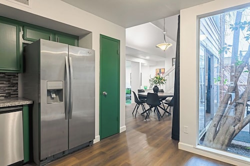 3BR The Montrose Collective F! Steps to Food & Fun