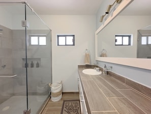 Secador de pelo, toallas, jabón, papel higiénico