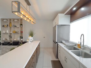 Jääkaappi, mikroaaltouuni, uuni, liesi