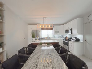 Fridge, microwave, oven, stovetop - Cozy Villa in the Heart of San Carlos (San Carlos)