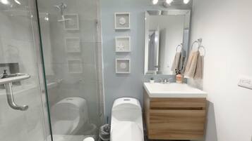 ヘアドライヤー、タオル、石鹸、トイレットペーパー