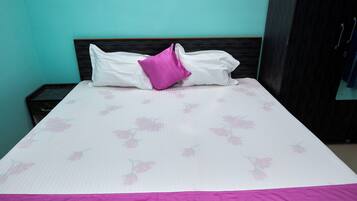 Comfort Double Room | In-room safe, soundproofing, free WiFi