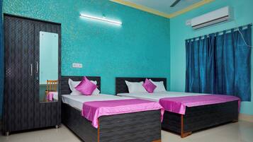 Deluxe trippelrum - utsikt mot trädgården | Värdeförvaringsskåp på rummet, ljudisolering och gratis wi-fi