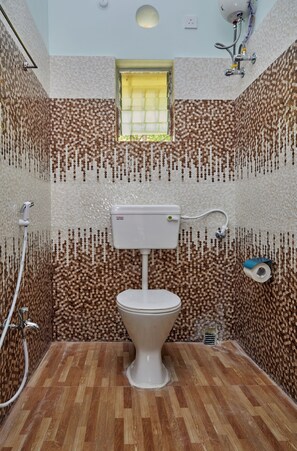 Shower, free toiletries, towels, soap - Deb Guest House (Barakpur)
