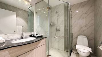 Superior Apartment, 3 Bedrooms, Kitchen, City View | Bathroom | Combined shower/bathtub, hair dryer, towels, toilet paper