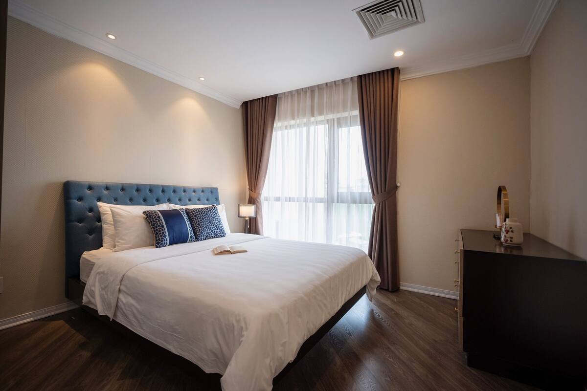 Apartamento superior, 1 habitación, cocina, vistas a la ciudad | Escritorio, espacio para trabajar con un portátil, cortinas opacas