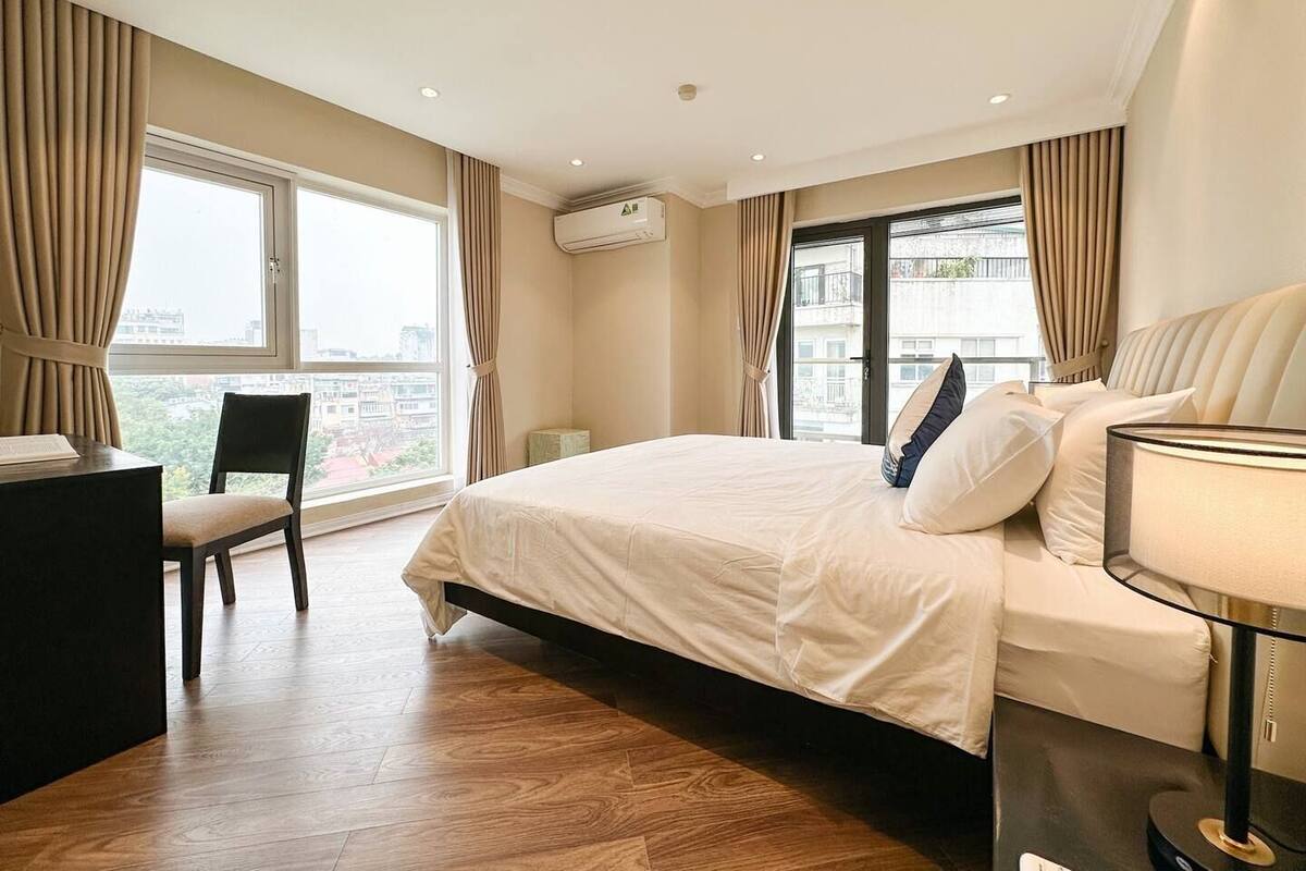 Apartamento superior, 3 habitaciones, cocina, vistas a la ciudad | Escritorio, espacio para trabajar con un portátil, cortinas opacas