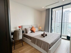 Minibar, desk, laptop workspace, blackout curtains - Sol Forest Ecopark Apartments (Van Giang)