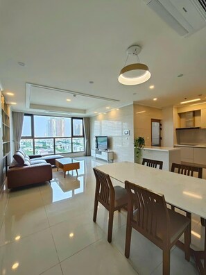 Leilighet – deluxe, 2 soverom, balkong, byutsikt | Oppholdsområde | En 42-tommers Flatskjerm-TV med kabel-kanaler