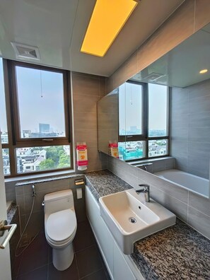 Deluxe Apartment, 2 Bedrooms, Balcony, City View | Bathroom