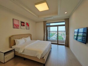 Appartement Deluxe, 2 chambres, balcon, vue sur la ville | Minibar, bureau, espace de travail pour ordinateurs portables